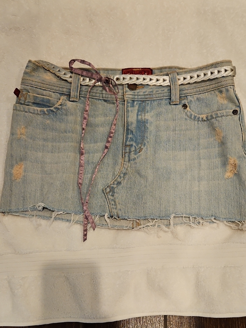 Hollister Distressed Light Wash Denim Mini Beaded Skirt with Braided Belt Sz 0